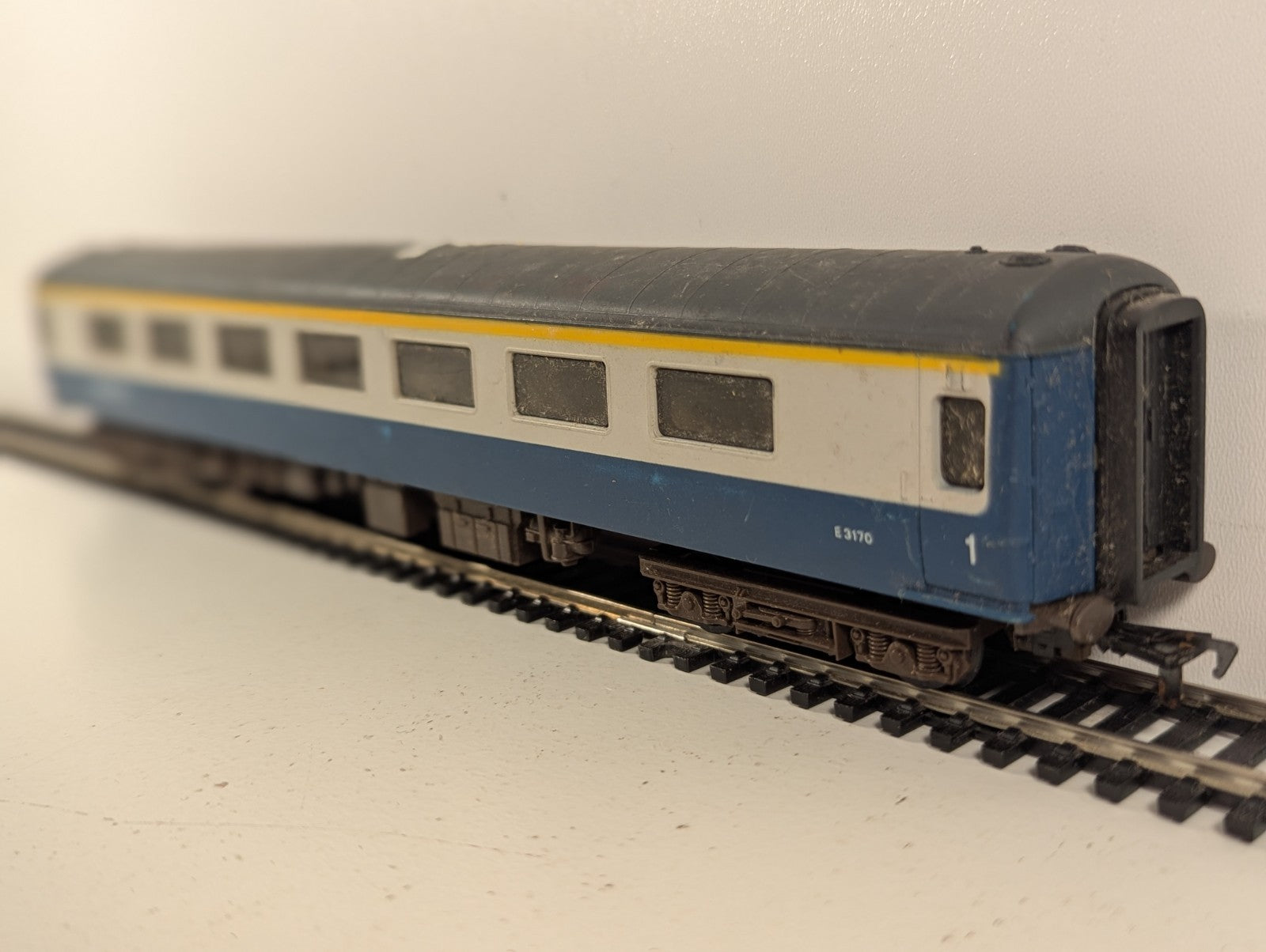 Airfix InterCity Mk2D First Open Coach E3170 OO Gauge - Boxed