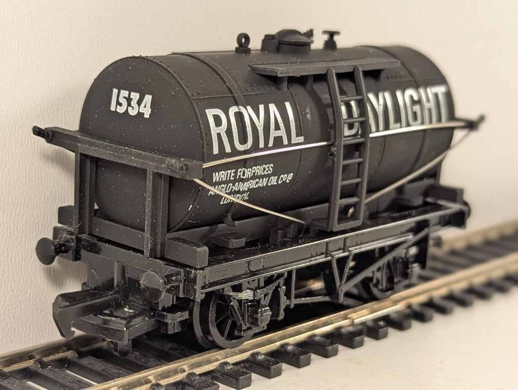 Mainline 37-134 OO Gauge Royal Daylight Paraffin Tank Wagon - Boxed