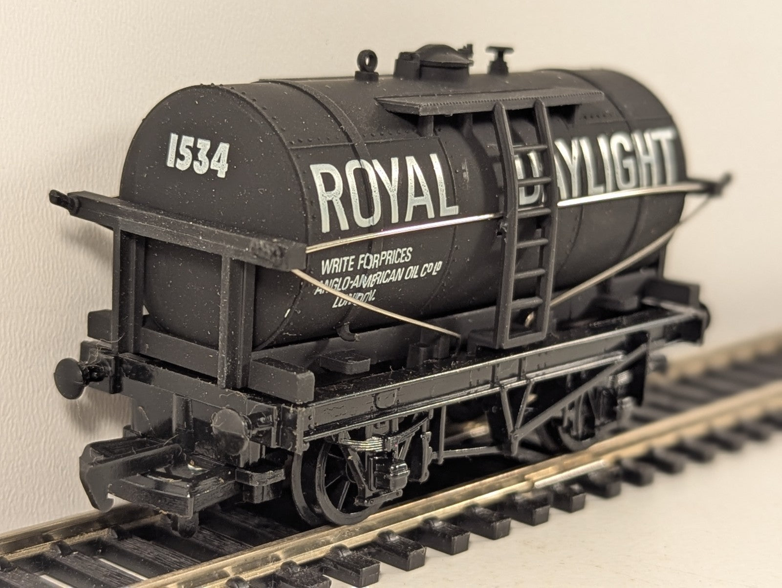 Mainline 37-134 OO Gauge Royal Daylight Paraffin Tank Wagon - Boxed
