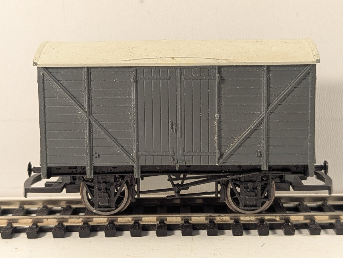 Hornby OO Gauge Ventilated Van Goods Wagon Plain Grey