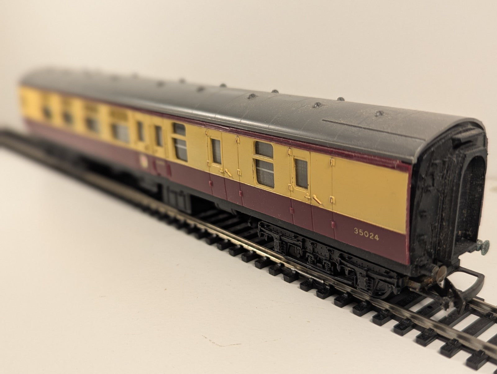 Tri-ang R383 OO Gauge BR Mk1 Brake Second Coach 35024 – Maroon & Cream