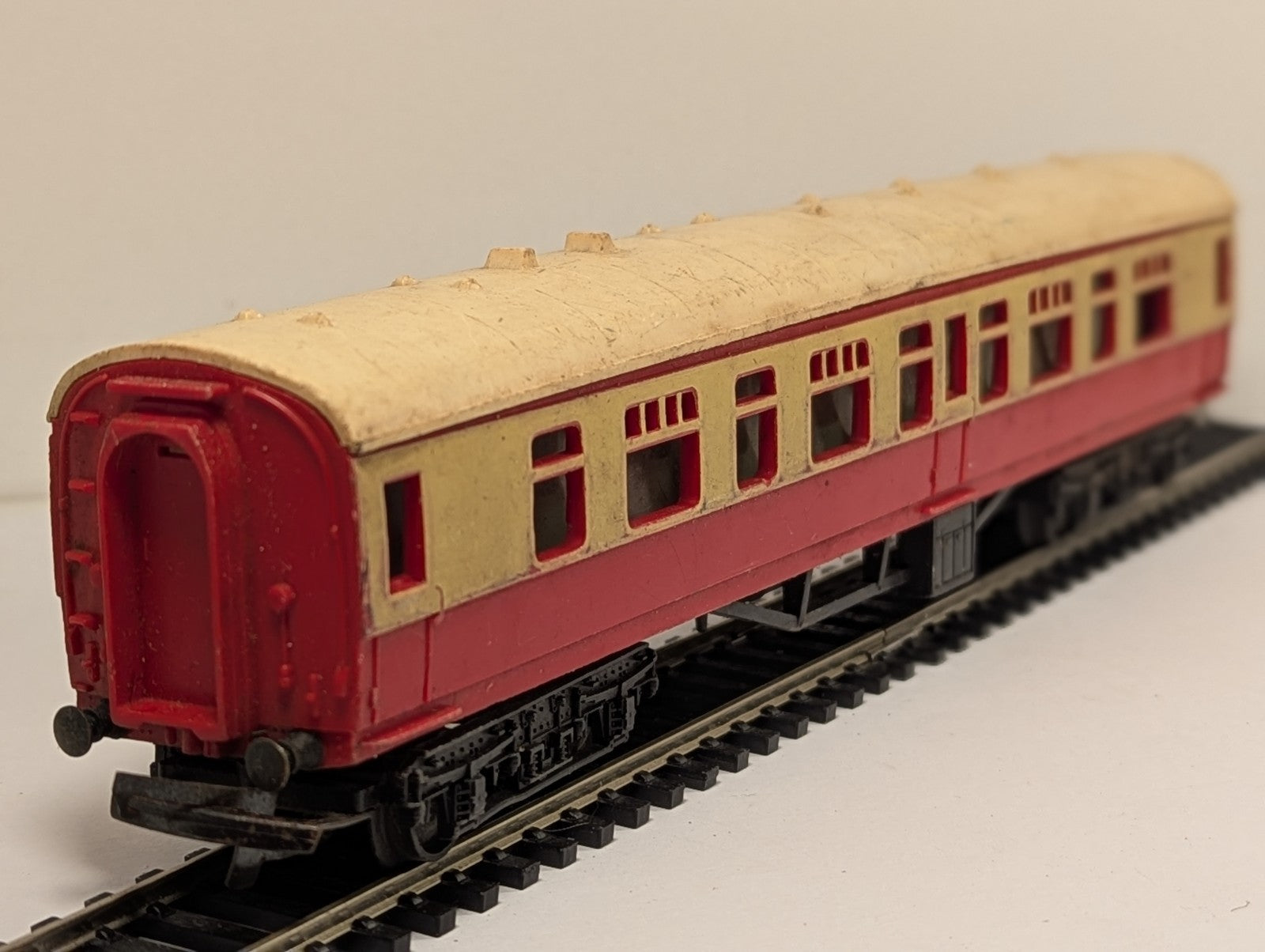 Tri-ang OO Gauge BR Maroon & Cream Composite Coach (Missing Buffer)