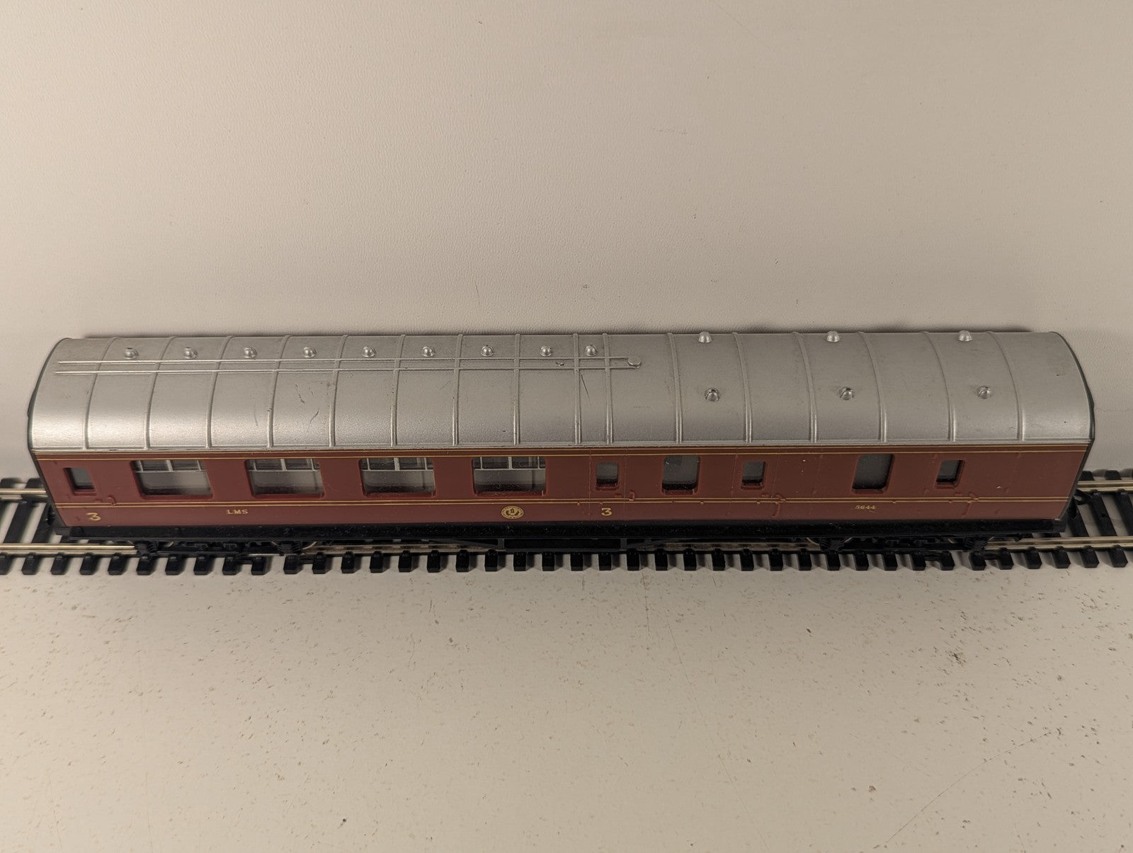 Hornby OO Gauge LMS Stanier Brake Third Corridor Coach Passenger Coach 5644