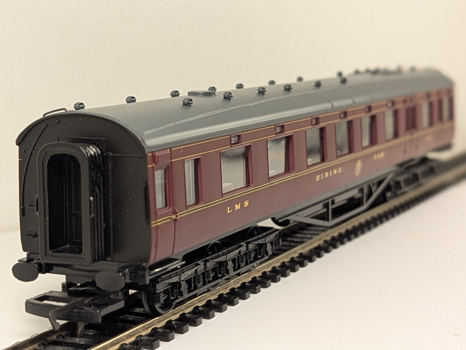 Hornby R4095 LMS 68ft Dining Car OO Gauge Boxed