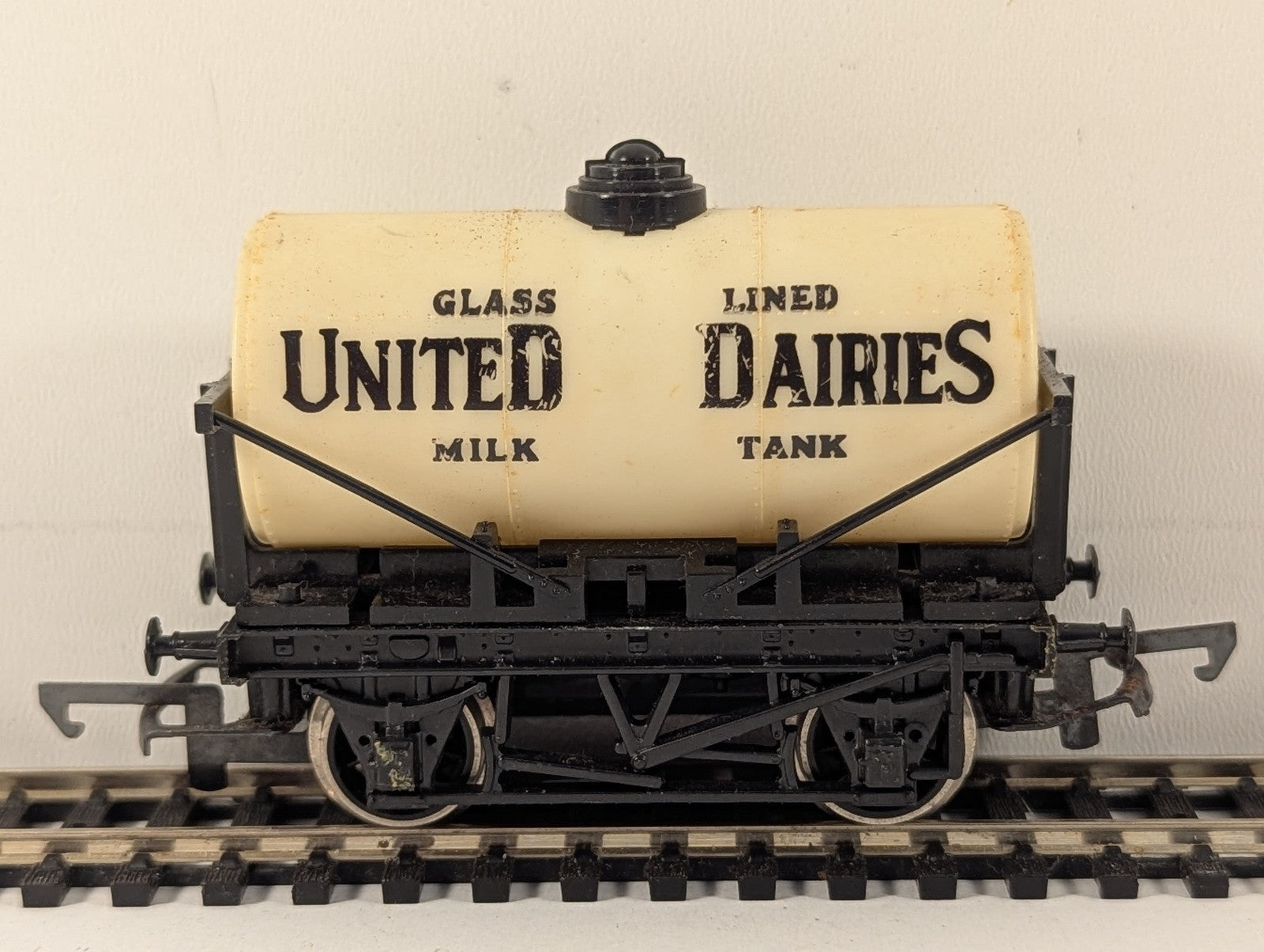 Tri-ang OO Gauge United Dairies Milk Tank Wagon Goods Wagon R127