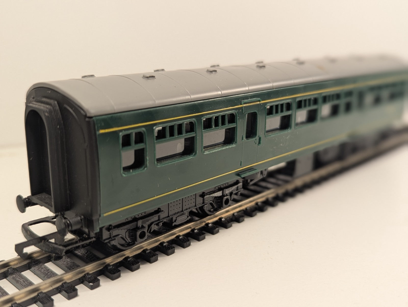Hornby R334 OO Gauge Class 101 Metro Cammell Centre Coach M59120 – BR Green