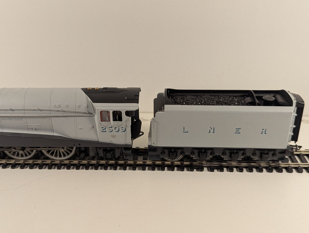 Hornby R2965 Class A4 Locomotive “75th Anniversary of the Silver Jubilee"