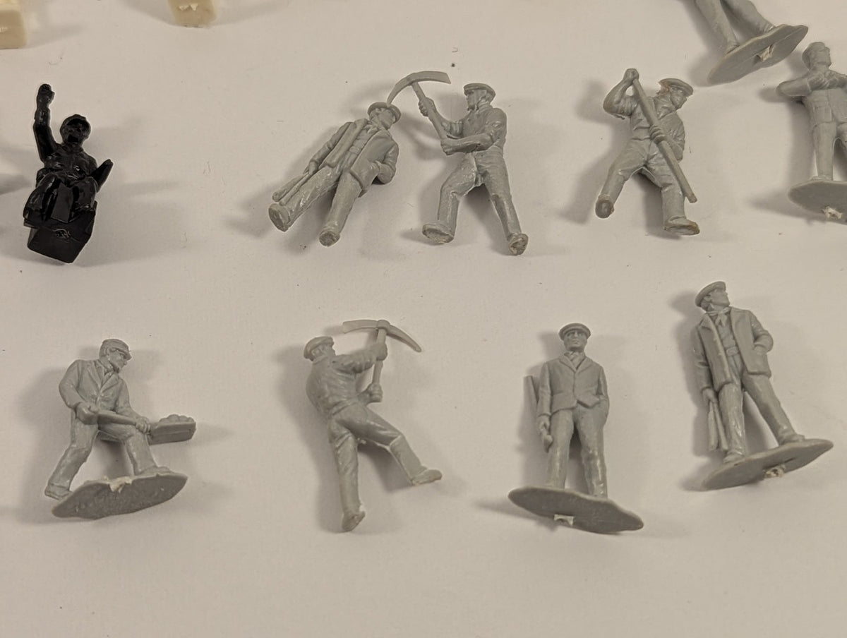 OO Gauge Assorted Station Staff, Passengers and Workmen Figures