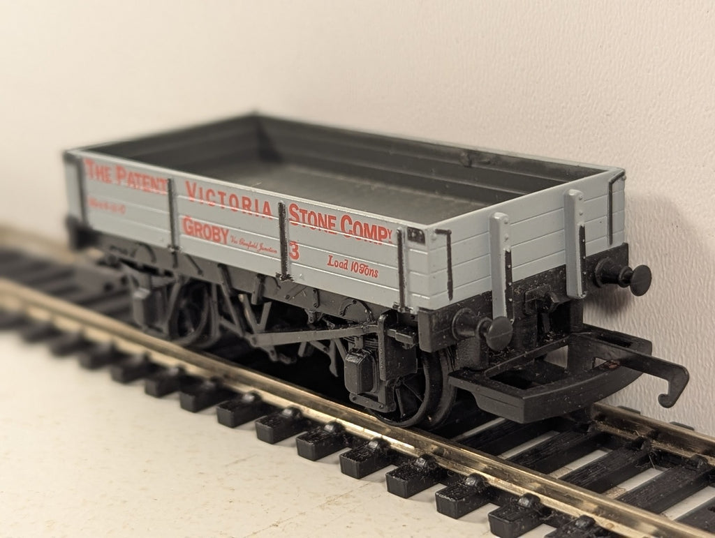 Hornby OO Gauge 5 Plank Wagon 'The Patent Victoria Stone Co. Groby' Goods Wagon