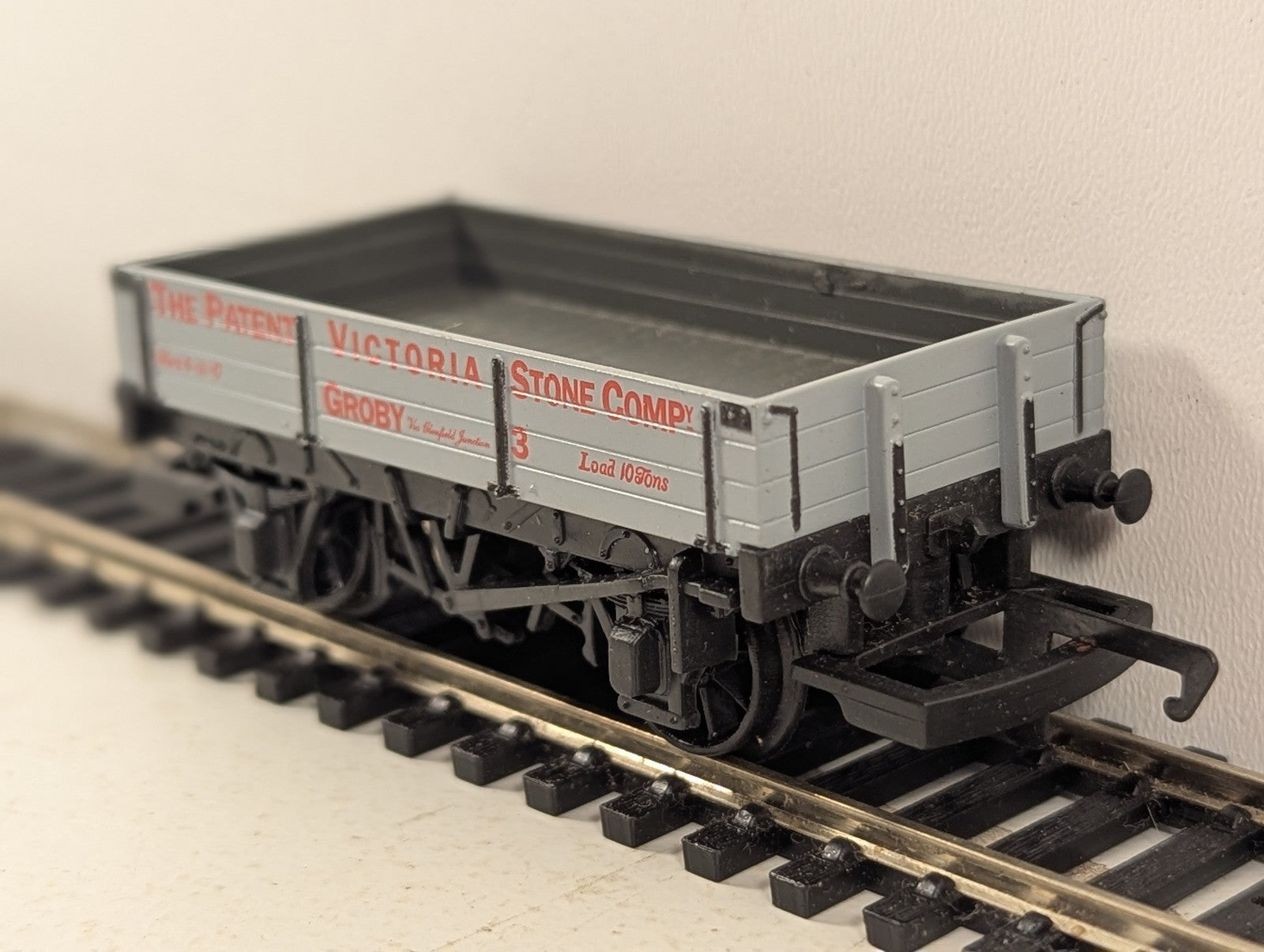 Hornby OO Gauge 5 Plank Wagon 'The Patent Victoria Stone Co. Groby' Goods Wagon
