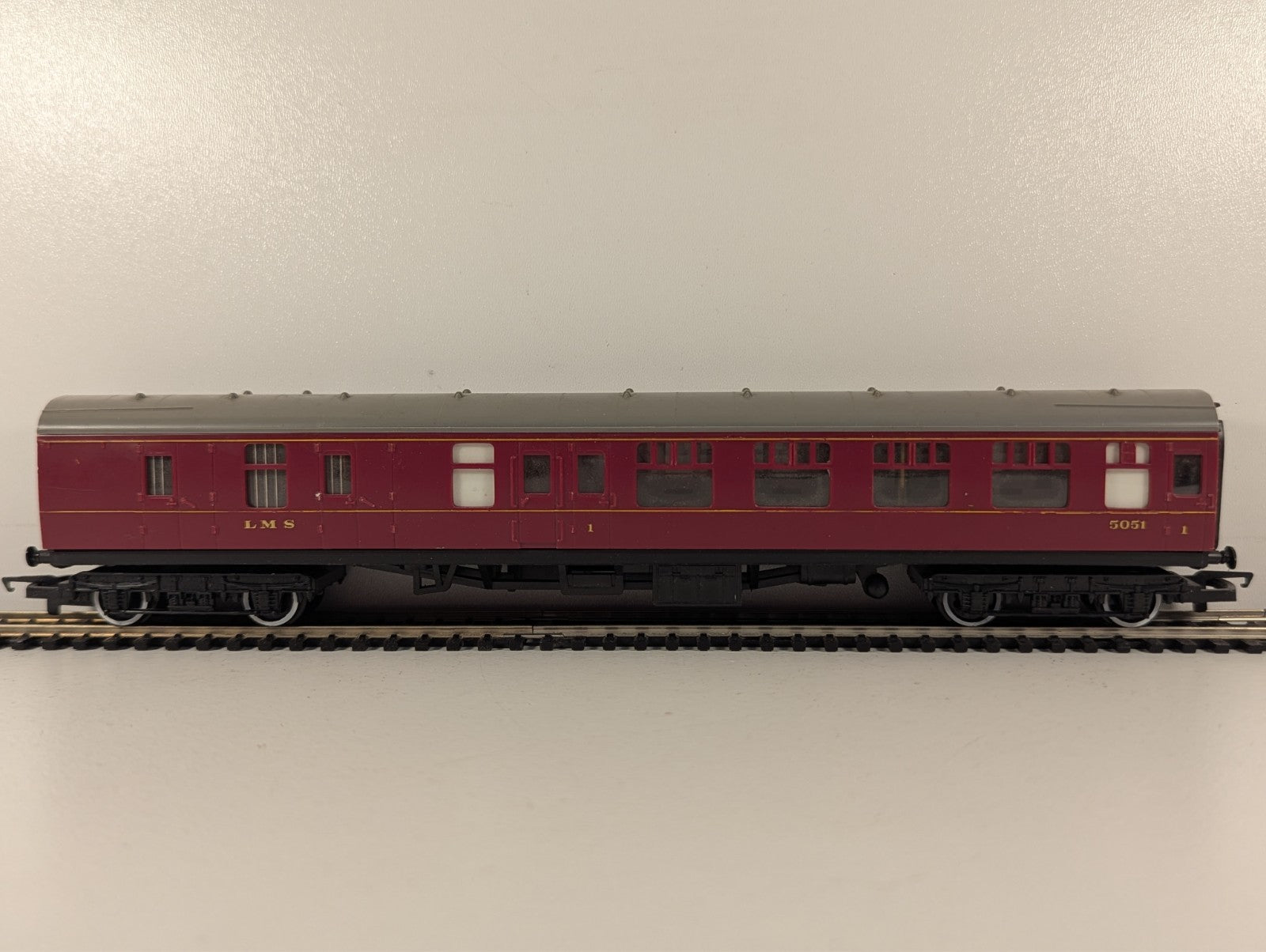Hornby Railways R.422 LMS Corridor Brake First Coach OO Gauge - Boxed