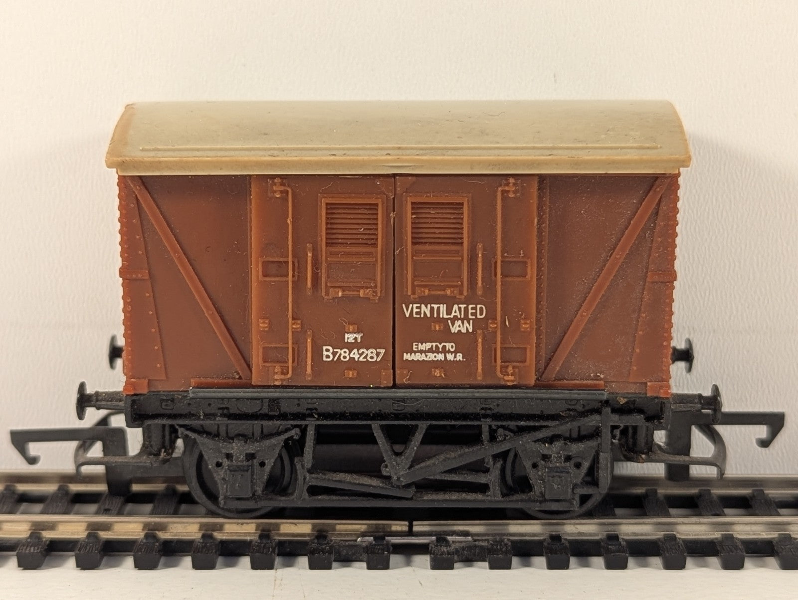 Hornby R011 OO Gauge BR Ventilated Van - Boxed