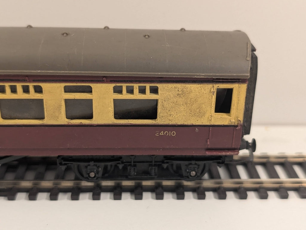 Tri-ang OO Gauge R26/220 BR 9" Composite Coach 24010