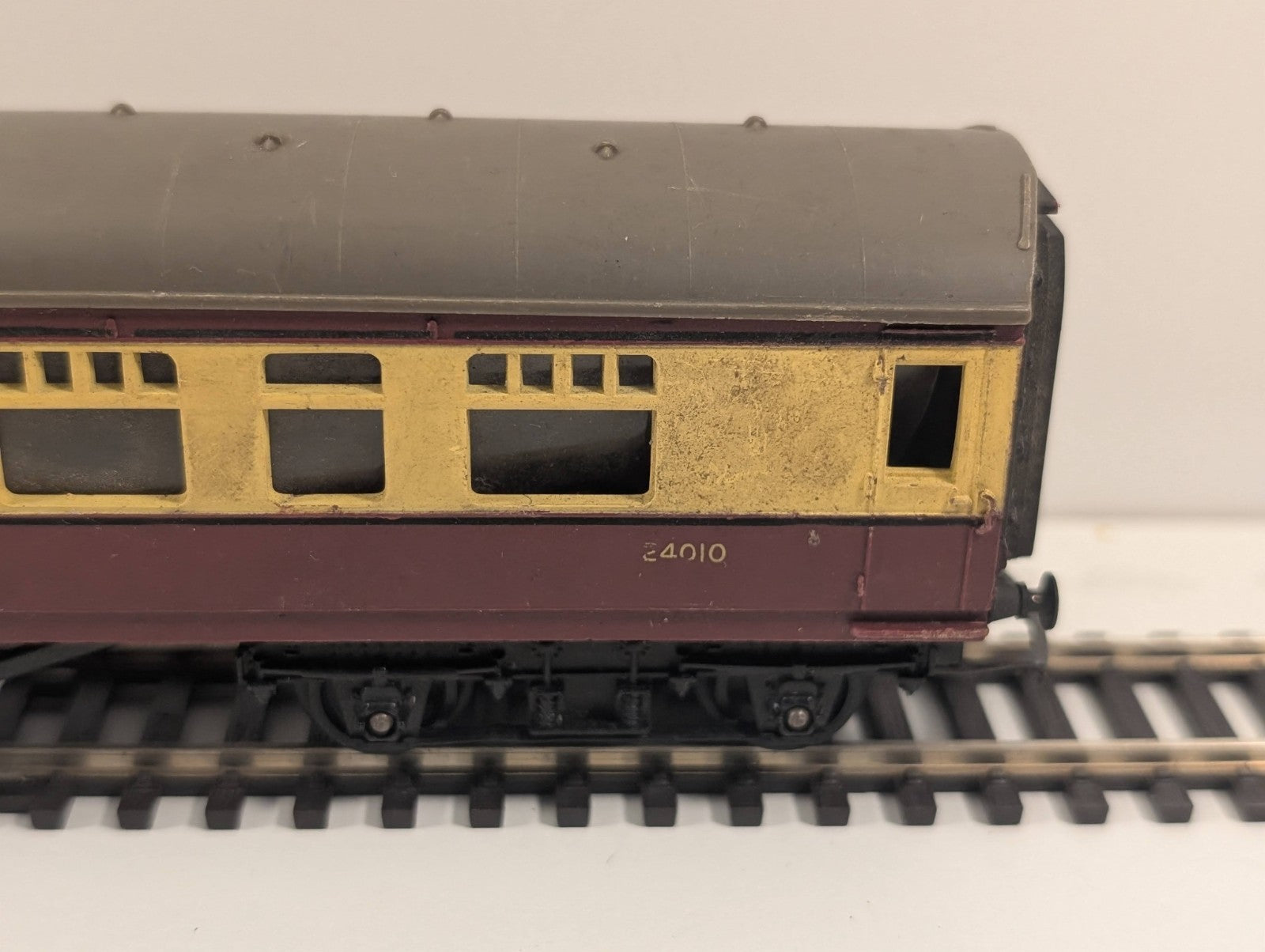 Tri-ang OO Gauge R26/220 BR 9" Composite Coach 24010