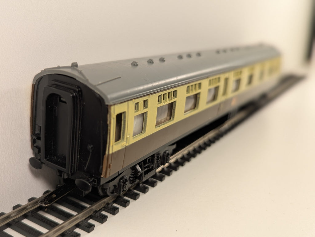 Trix OO Gauge BR Mk1 Composite Corridor Coach – W16198