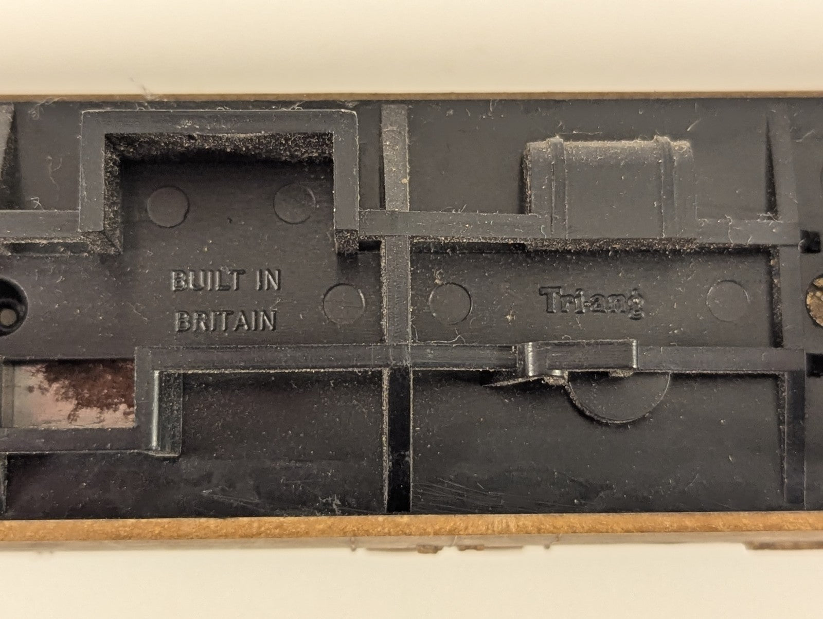 Tri-ang OO Gauge LNER Teak Brake 3rd Coach – Broken Corridor Connection
