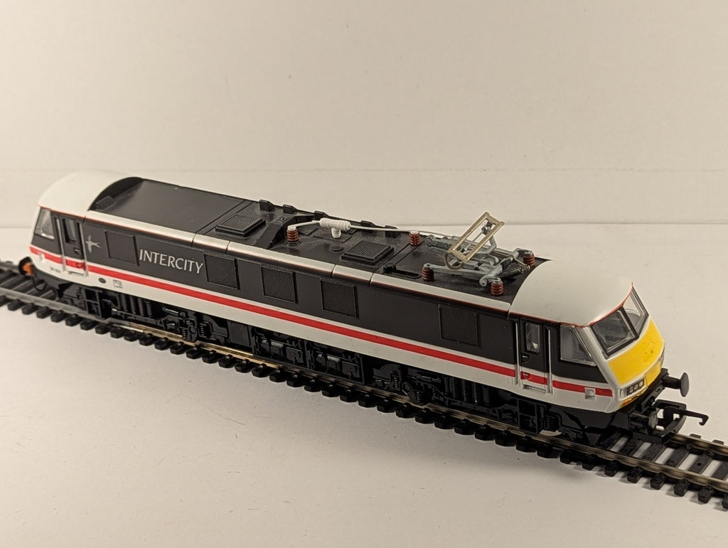 Hornby OO Gauge Class 90 Electric Locomotive 90 001 BR InterCity Swallow R825