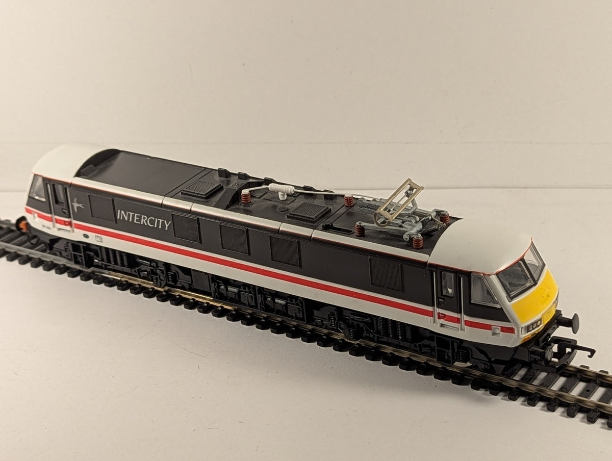Hornby OO Gauge Class 90 Electric Locomotive 90 001 BR InterCity Swallow R825