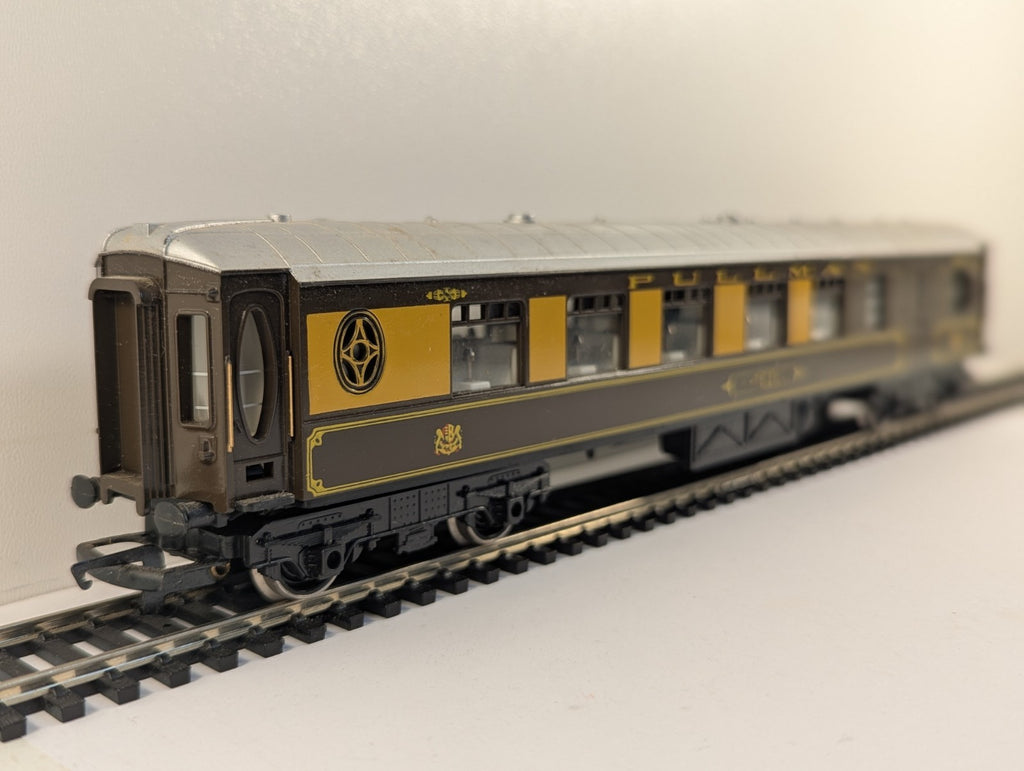 Hornby OO Gauge Pullman Brake Coach - Damaged Name Decals