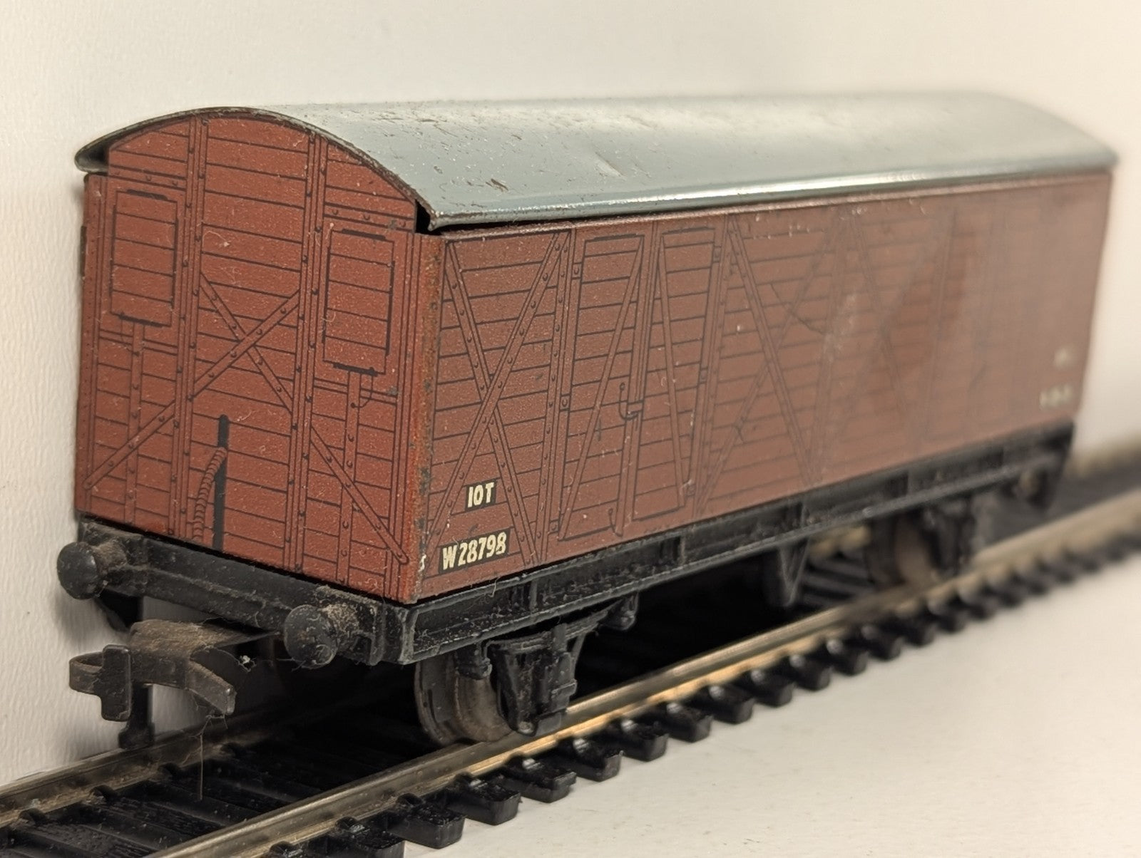 Hornby Dublo BR Ventilated Van Bauxite Brown with Grey Roof OO Gauge
