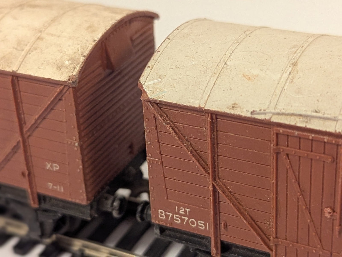 Hornby Dublo OO Gauge BR Closed Vent Van Pair - missing buffer