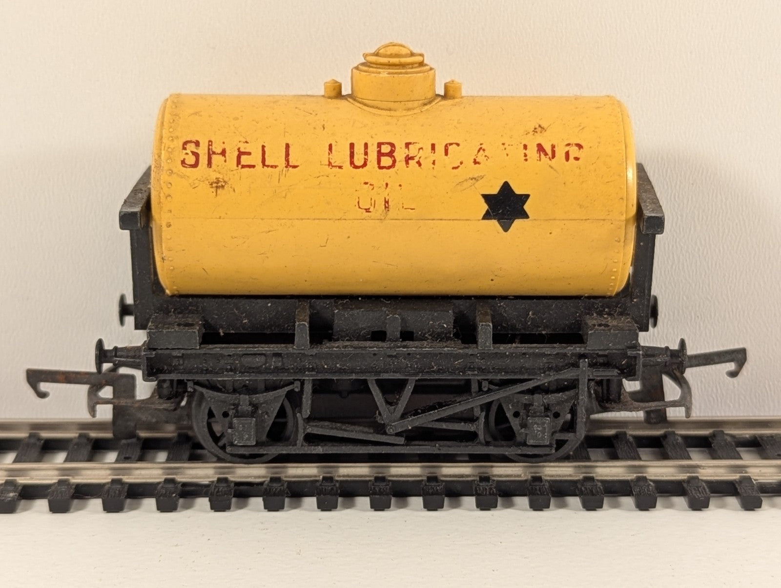 Tri-ang R211 Shell Lubricating Oil Tank Wagon – OO Gauge