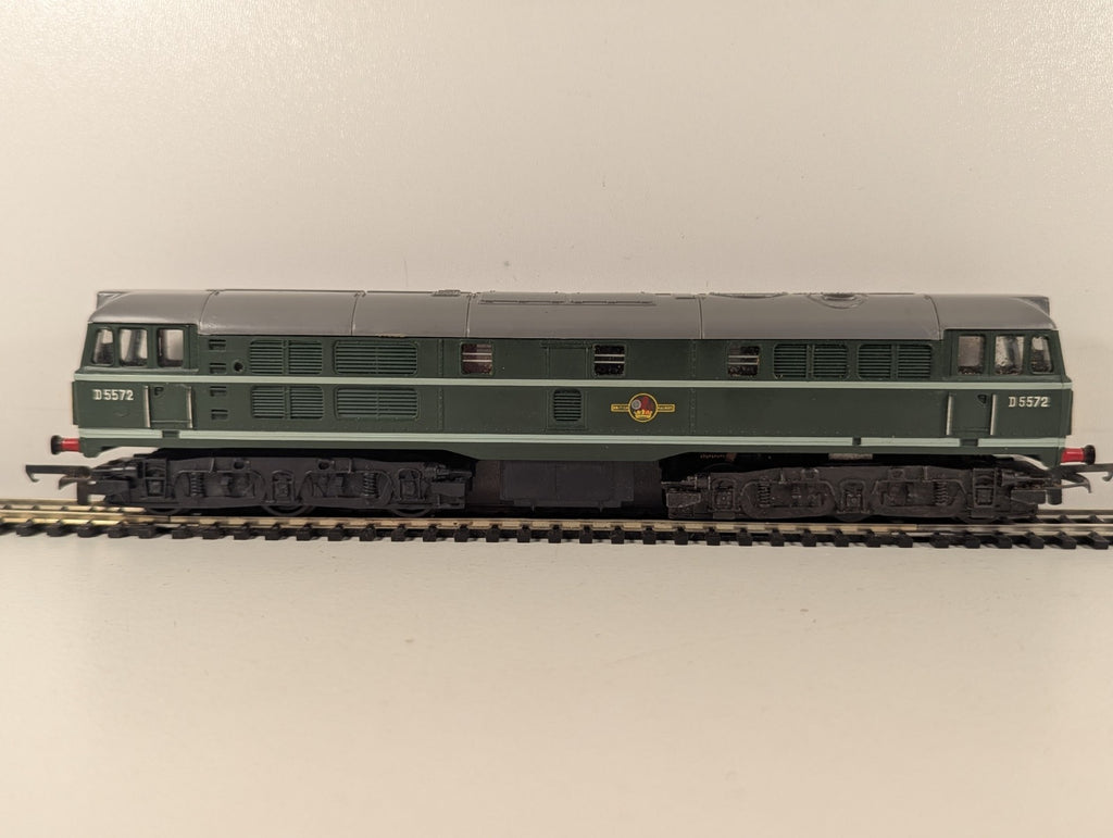 Tri-ang OO Gauge Class 31 Brush Type 2 Diesel Locomotive D5572 BR Green