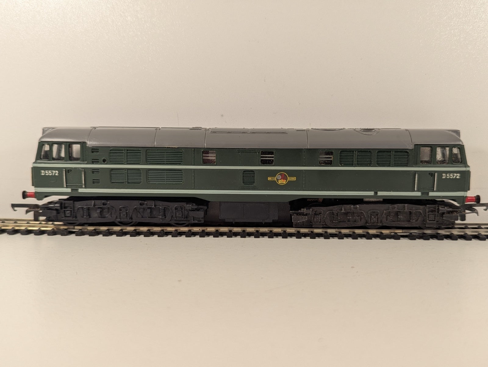 Tri-ang OO Gauge Class 31 Brush Type 2 Diesel Locomotive D5572 BR Green