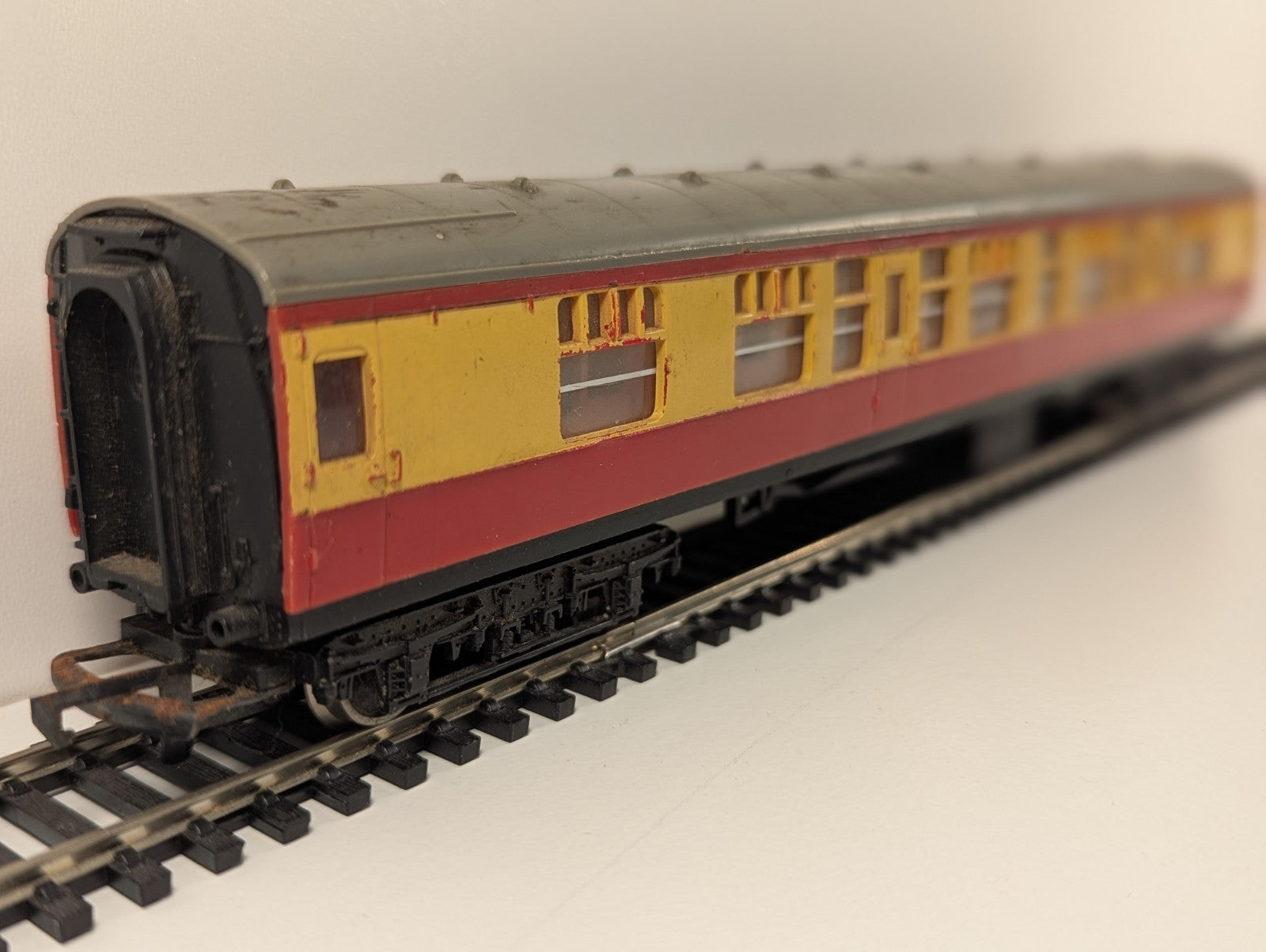 Tri-ang R626 BR Mk1 CK Composite Corridor Coach – 15210 – Crimson & Cream