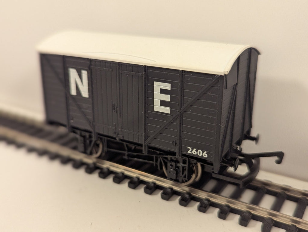 Hornby R6422 RailRoad North Eastern 12-Ton Box Van