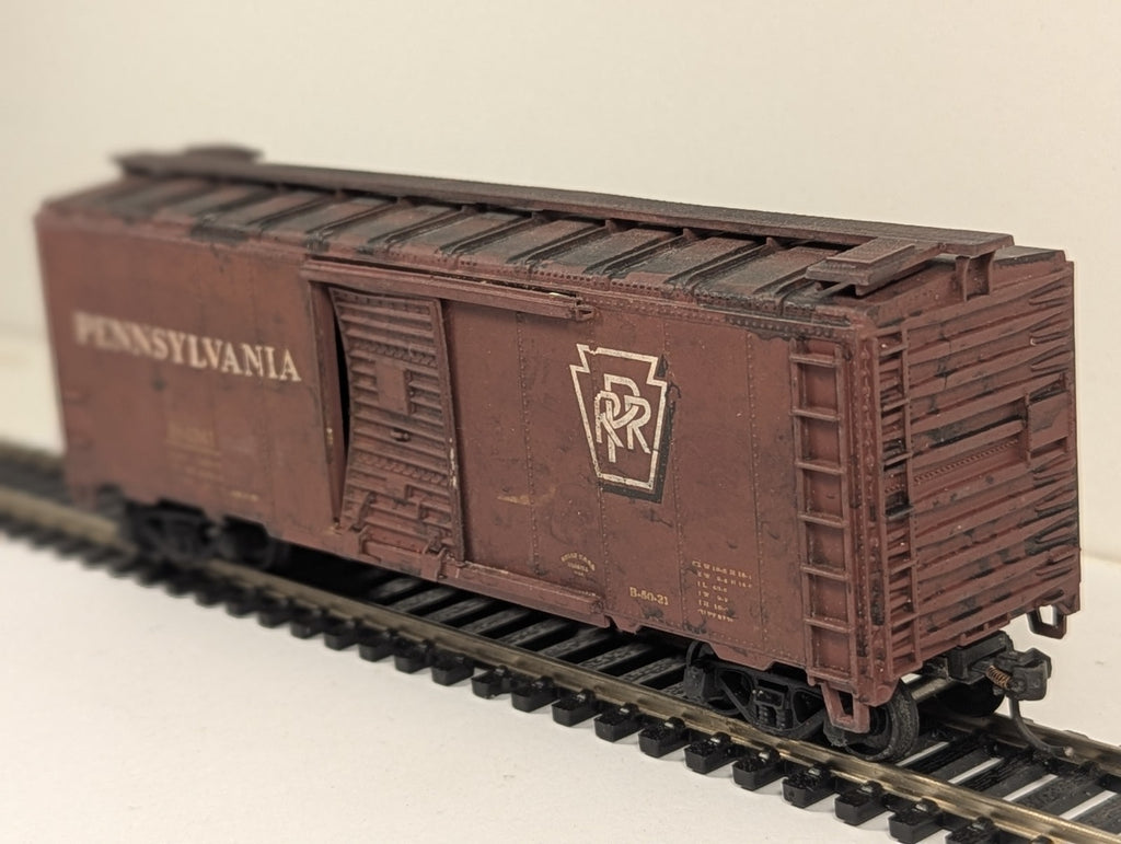 Walthers Mainline 2261 HO Gauge PRR 40ft AAR Boxcar – Weathered Faults