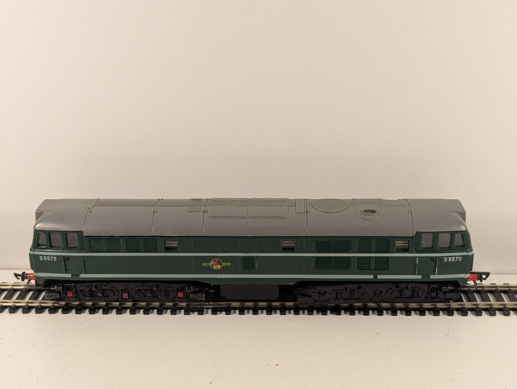 Tri-ang Hornby R3572 OO Gauge BR Class 31 Diesel Locomotive D5572 Missing Buffer