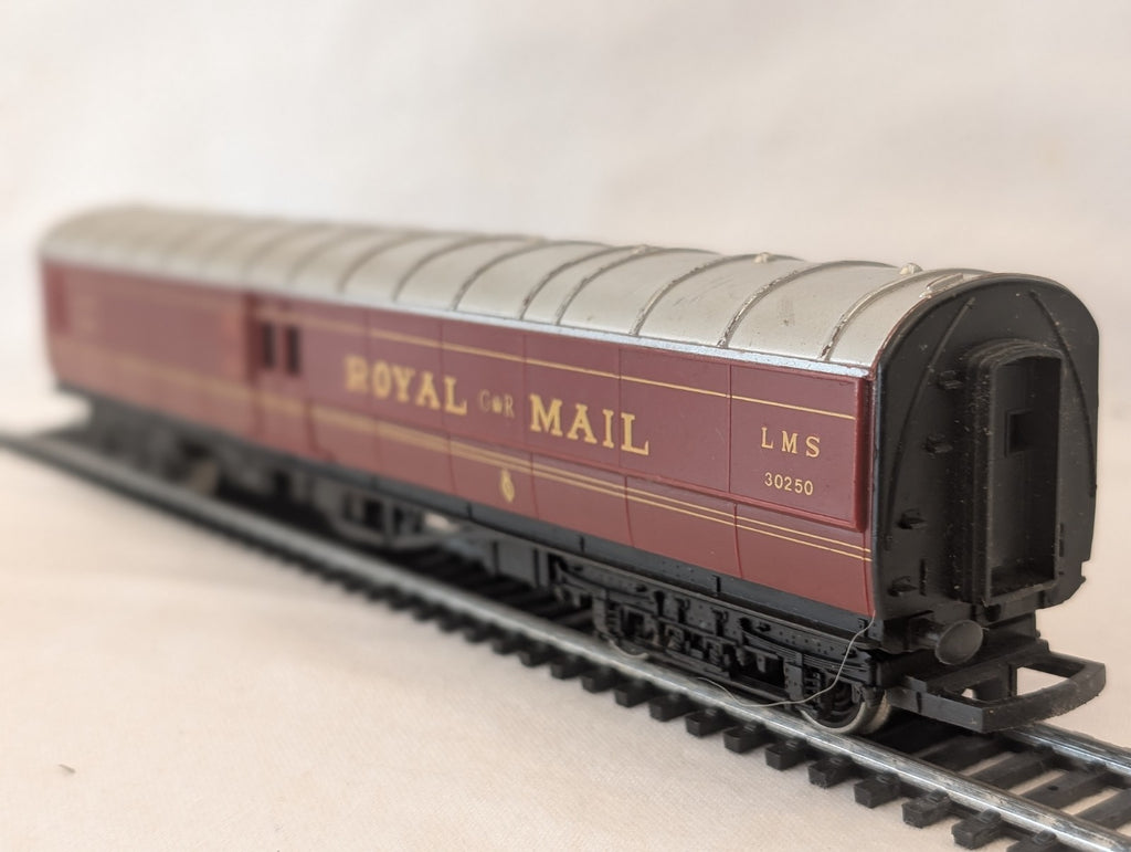 Hornby Operating Royal Mail Coach 30250 LMS – Some Damage