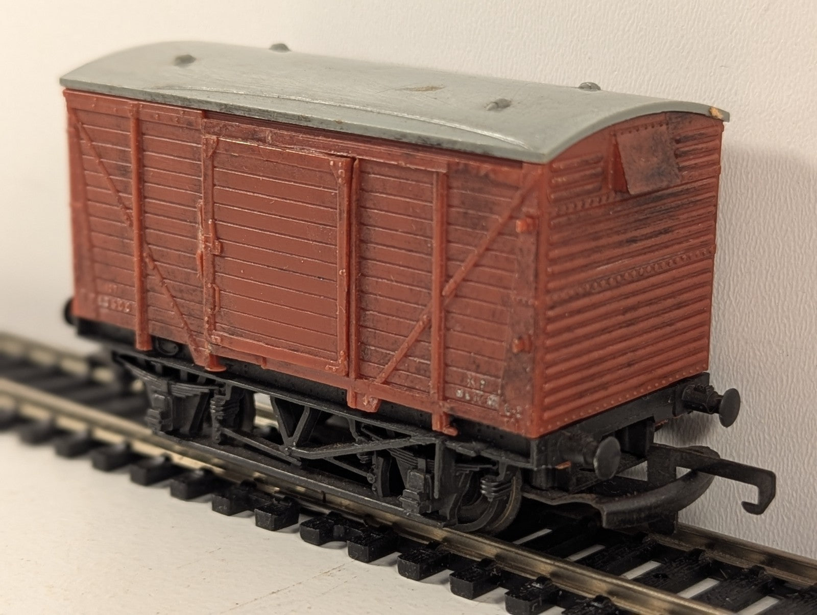 Trix 5001 BR Closed Vent Van Brown
