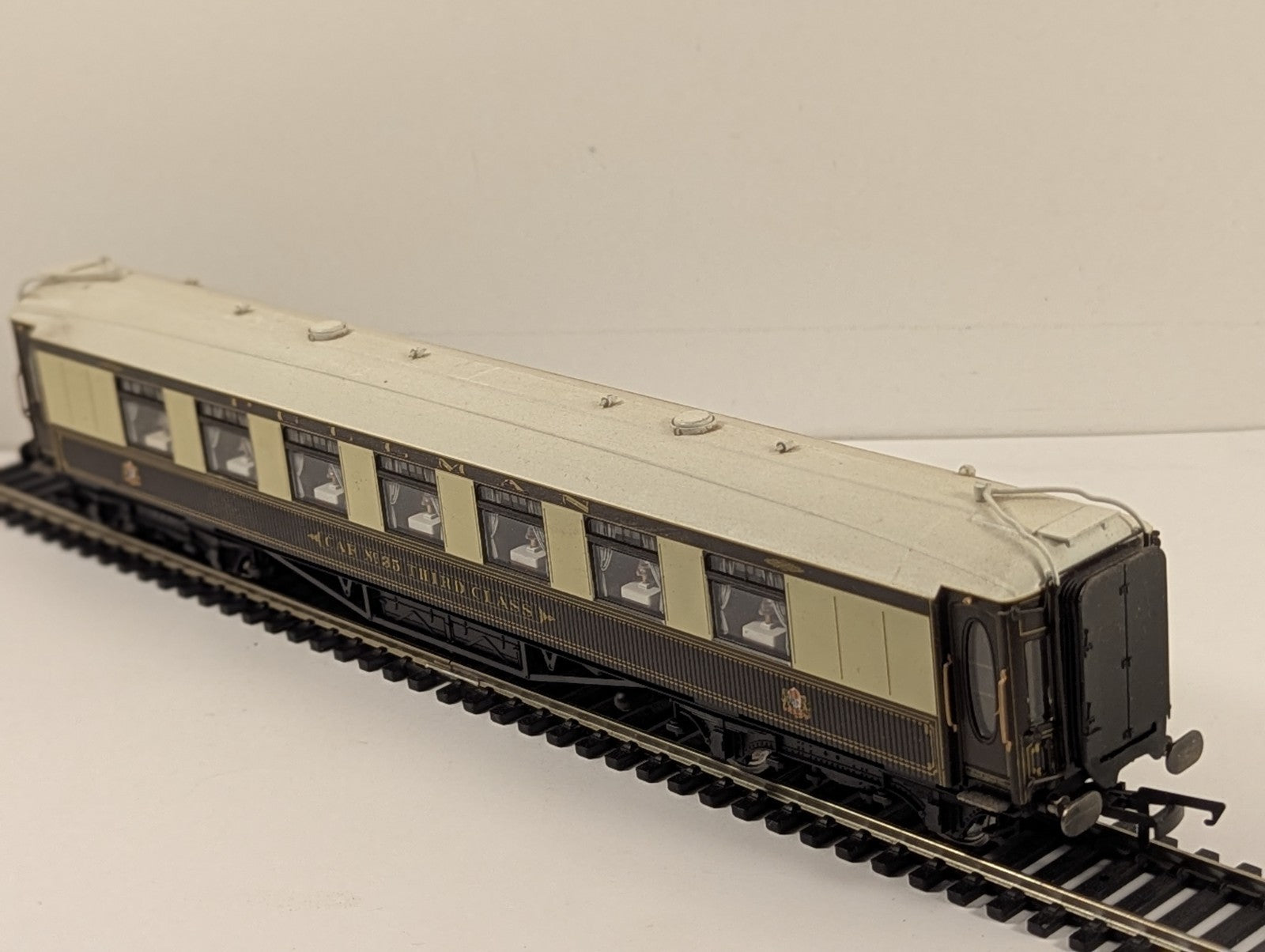 Hornby OO Gauge Pullman Car No. 35 Third Class Passenger Coach - Working Lights