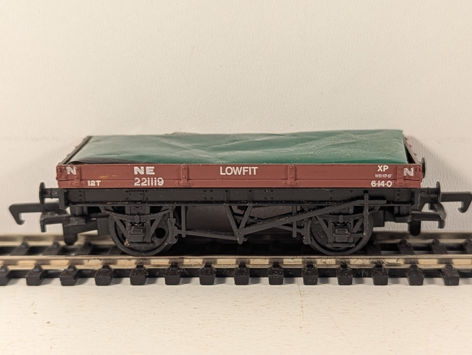 Mainline OO Gauge 12 Ton Lowfit Wagon with Tarpaulin Load Goods Wagon