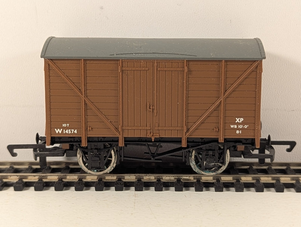 Hornby OO Gauge BR 10t Planked Ventilated Van Rolling Stock W14574