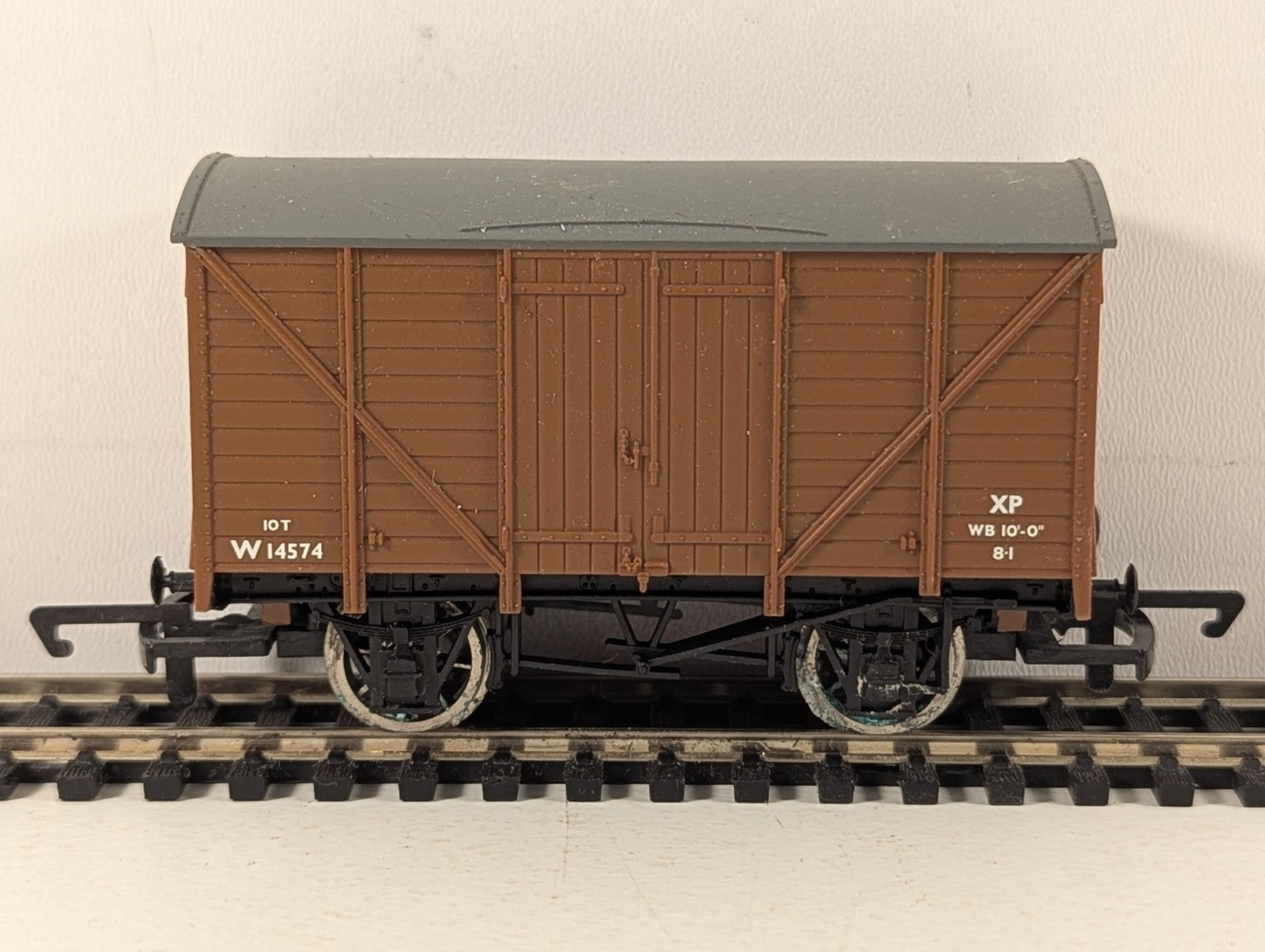 Hornby OO Gauge BR 10t Planked Ventilated Van Rolling Stock W14574