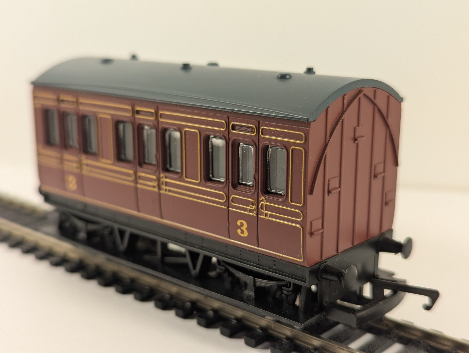 Hornby OO Gauge LMS 4-Wheel Coach Maroon