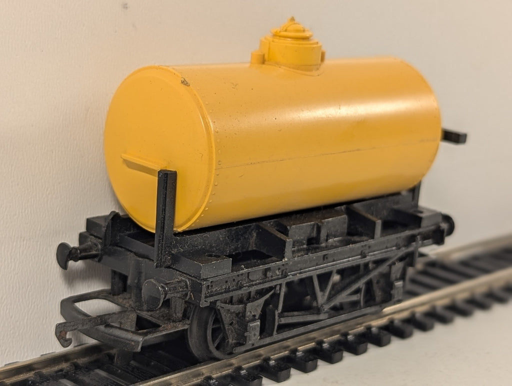 Tri-ang OO Gauge Plain Yellow Tank Wagon