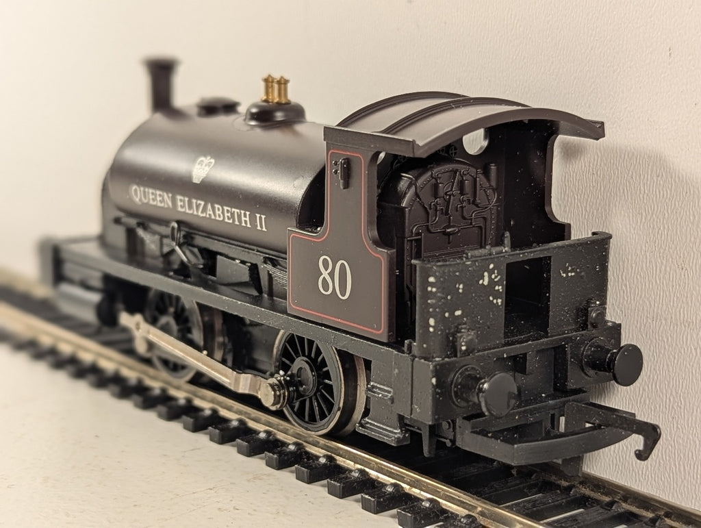 Hornby OO Gauge Class 0F 0-4-0ST Queen Elizabeth II Steam Locomotive 80 Brown