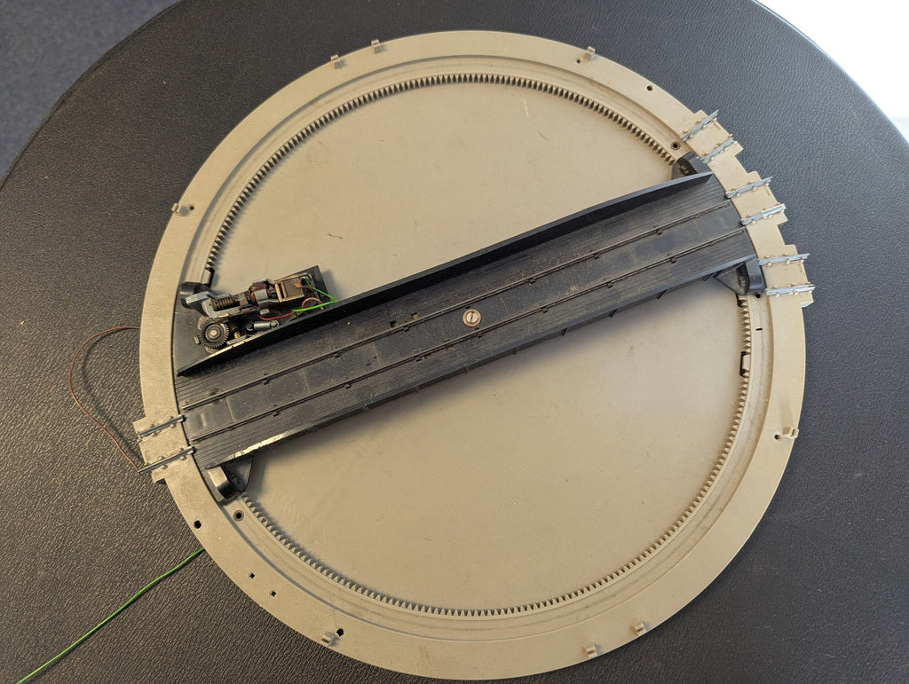 Hornby OO Gauge Operating Turntable R410