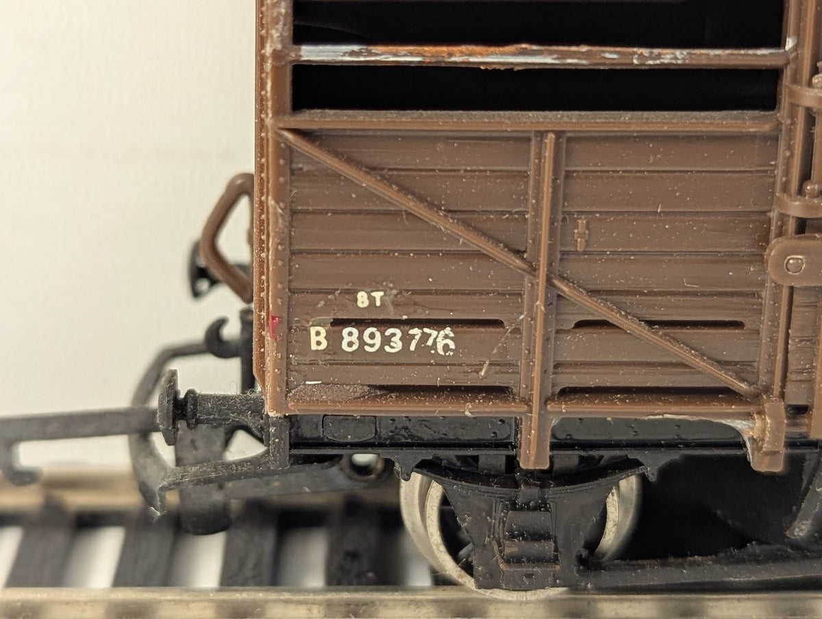 Airfix OO Gauge BR 12T Cattle Wagon B893776 BR Brown 54308
