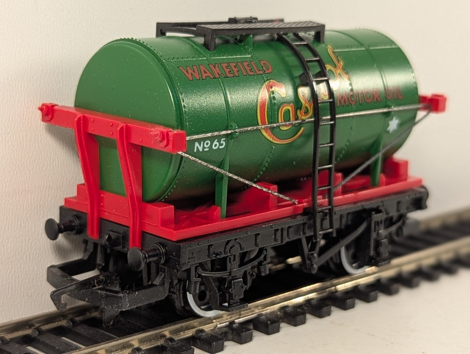 Hornby OO Gauge Castrol Tank Wagon No 65 Wakefield Castrol R.127