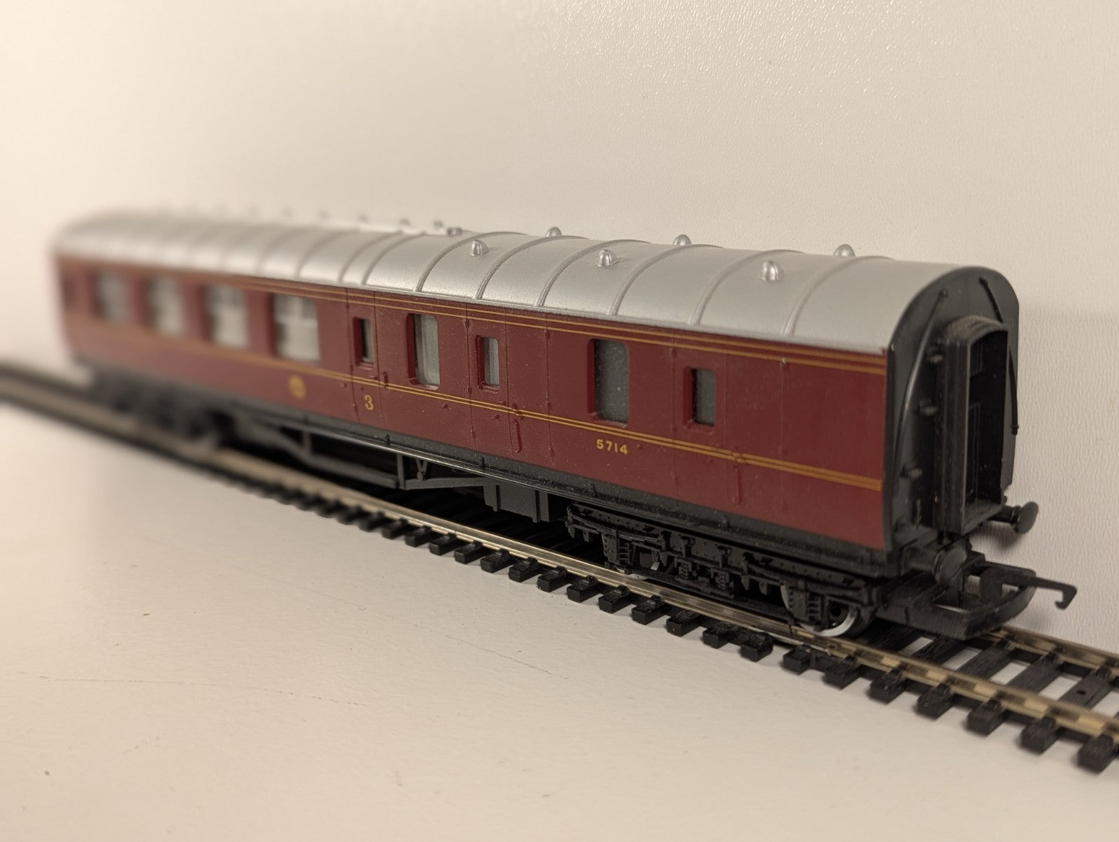 Hornby R475 OO Gauge LMS Brake Third Coach – 5714 (W248) boxed