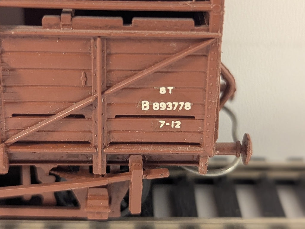 Airfix OO Gauge BR 8 Ton Cattle Wagon Goods Wagon B893778 BR Brown 54303