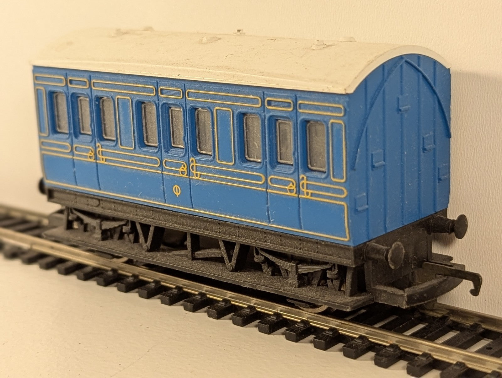 Hornby OO Gauge 4-Wheel Passenger Coach – Caledonian Railways Blue