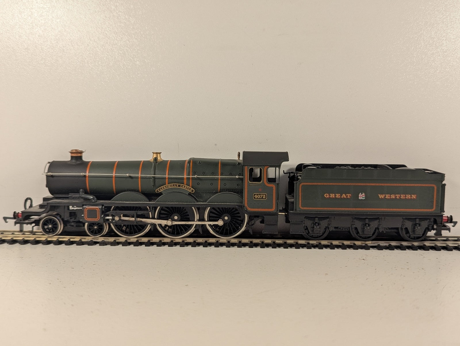 Airfix OO Scale Castle Class Caerphilly Castle Locomotive 4073 GWR Green 54124-2