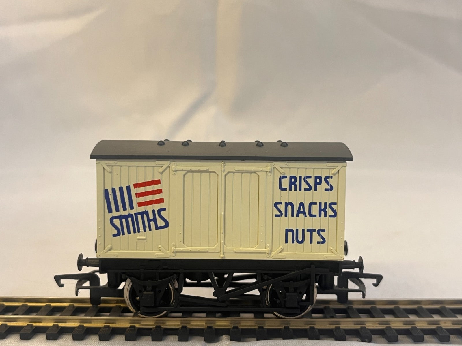 Hornby OO Gauge Smiths Crisps Closed Wagon Boxed