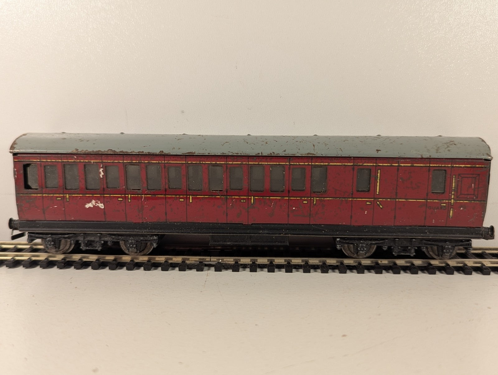 Hornby Dublo OO Gauge LMS Brake Third Tinplate Corridor Coach
